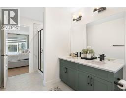 Kitchen - 31 Saddlebred Court, Cochrane, AB T4C3B5 Photo 4