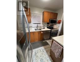 Kitchen - 5 Glencairn Square, Brampton, ON L6S2H7 Photo 3