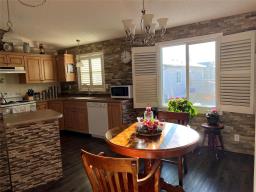 Eat in kitchen - 201 Glendale Bay, Brandon, MB R7C1E2 Photo 5