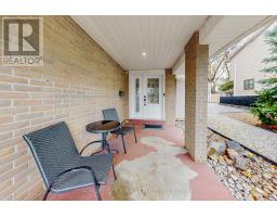 Kitchen - 15 Glen Echo Court, Brampton, ON L6S5T9 Photo 3