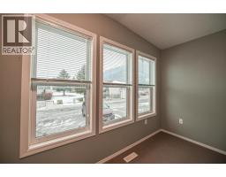 Family room - 4866 Emerald Avenue, Canal Flats, BC V0B1B0 Photo 5