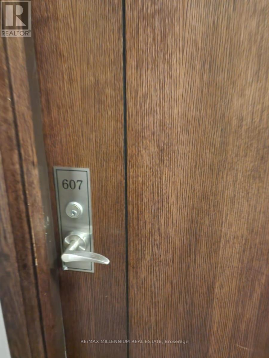 607 339 Rathburn Road W