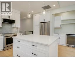 Living room - 10950 Chalet Rd, North Saanich, BC V8L5M2 Photo 3