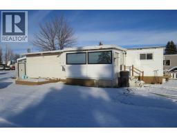 Living room - 7 Parkland Estates, Raymond, AB T0K2S0 Photo 2