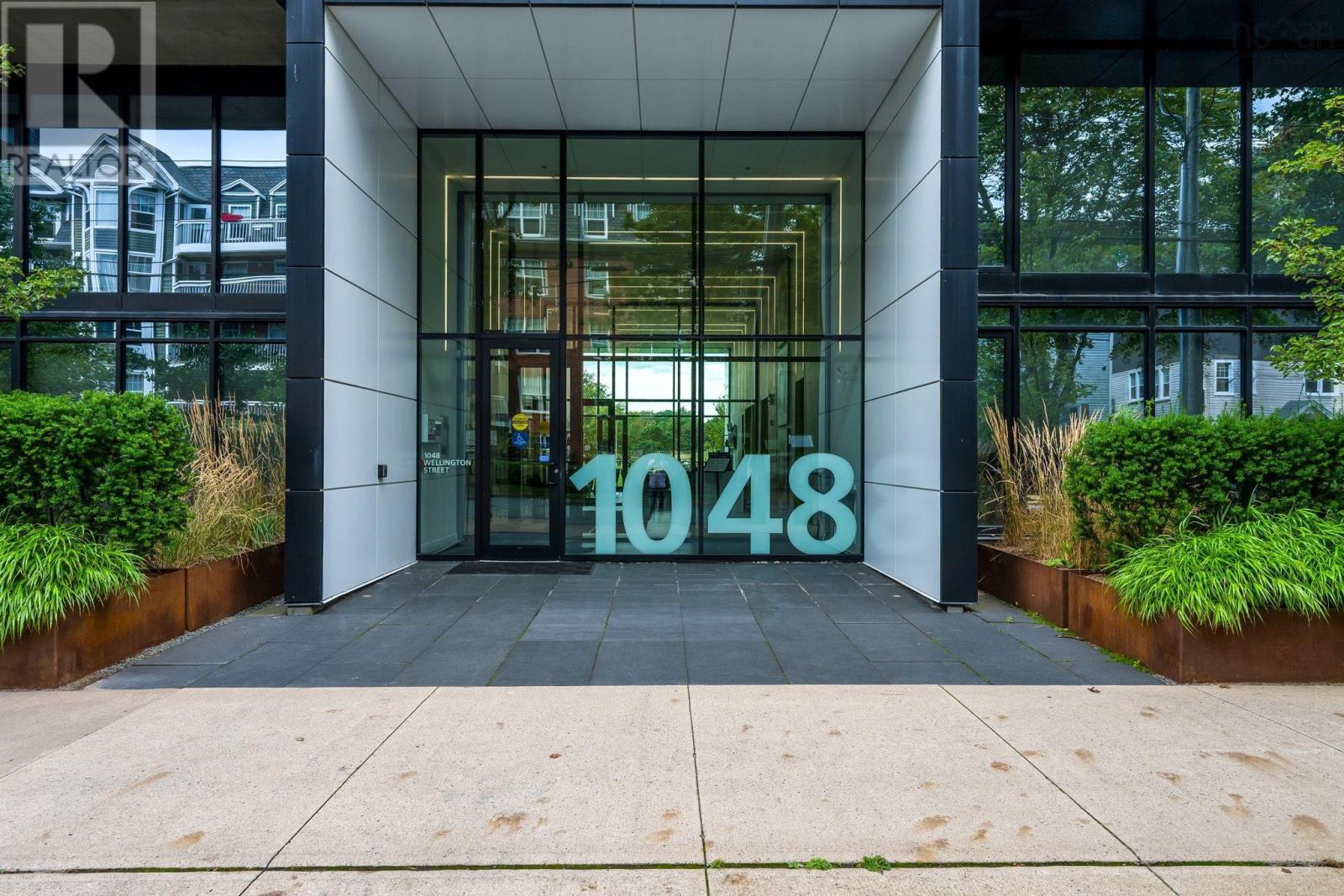 614 1048 Wellington Street
