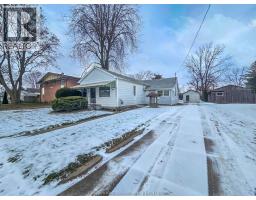 Living room - 71 Taylor Avenue North East, Chatham, ON N7L2T7 Photo 5