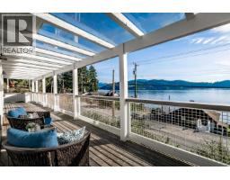 811 Marine Drive, Gibsons, BC V0N1V1 Photo 2