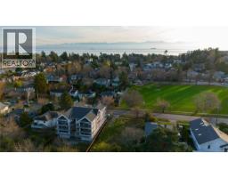 Bathroom - 3 1434 Brooke St, Victoria, BC V8S1M3 Photo 3