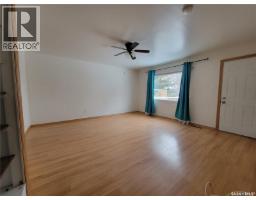 Enclosed porch - 1262 109th Street, North Battleford, SK S9A2E8 Photo 3