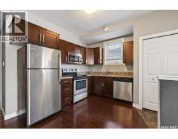 Living room - 446 Arthur Street, Regina, SK S4R4X4 Photo 3