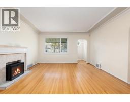 5556 Earles Street, Vancouver, BC V5R3S1 Photo 2