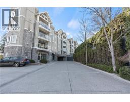 4pc Ensuite bath - 3220 Centennial Drive Unit 304, Vernon, BC V1T2T7 Photo 2