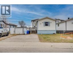 4pc Bathroom - 221 Mckinlay Crescent, Fort Mcmurray, AB T9K2M8 Photo 2