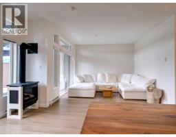 5917 Beachgate Lane, Sechelt, BC V7Z0S3 Photo 3