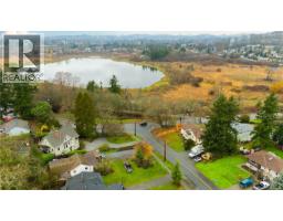 900 Lodge Ave, Saanich, BC V8X3A8 Photo 2