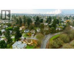 900 Lodge Ave, Saanich, BC V8X3A8 Photo 4