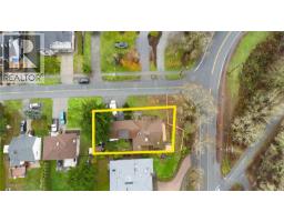 900 Lodge Ave, Saanich, BC V8X3A8 Photo 3