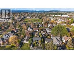 Living room - 3020 3022 Donald St, Saanich, BC V9A1Y2 Photo 5