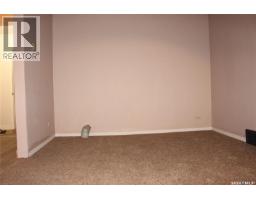 Living room - 815 6th Avenue Ne, Moose Jaw, SK S6H1L4 Photo 5