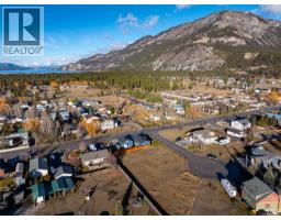 8957 Columbia View Crescent, Canal Flats, BC V0B1B0 Photo 4