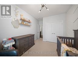 Living room - 82 Gower Drive, Aurora, ON L4G0W1 Photo 2