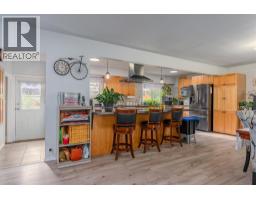 Full bathroom - 8329 Highway 3 B, Trail, BC V1R4W3 Photo 4