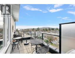 Kitchen - Ph 403 2409 Bevan Ave, Sidney, BC V8L0C3 Photo 4