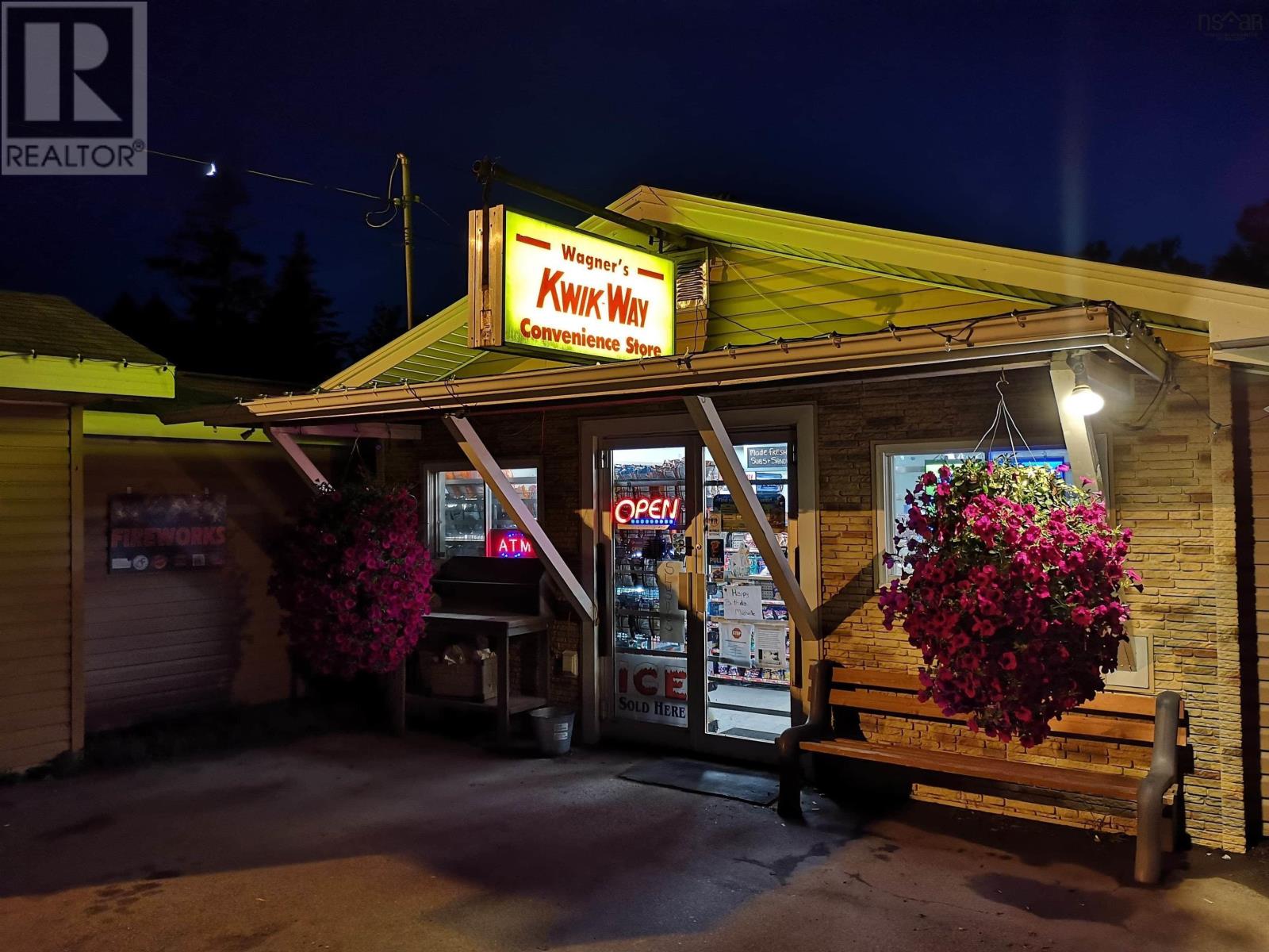 8865 8869 Hwy 101 Highway