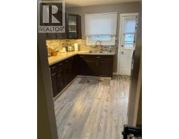 Living room - 5 Cardinal Bay, Yorkton, SK S3N3E4 Photo 3