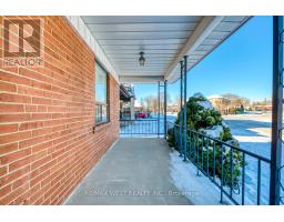 Kitchen - 709 Glengrove Avenue, Toronto, ON M6B2J4 Photo 3