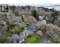 Living room - 645 Transit Rd, Oak Bay, BC V8S4Z4 Photo 3