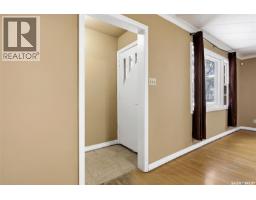 Living room - 940 Elphinstone Street, Regina, SK S4T3L6 Photo 2