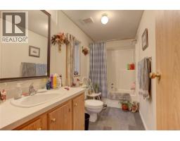 Living room - 300 Lake Park Rd, Lake Cowichan, BC V0R2G0 Photo 2