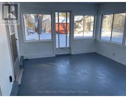 Living room - 560 John Street N, Gravenhurst, ON P1P1G2 Photo 3