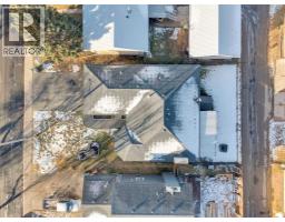 Living room - 6006 57 Avenue, Ponoka, AB T4J1L2 Photo 3