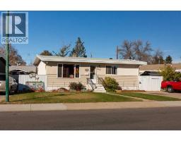 Living room - 602 27 Street N, Lethbridge, AB T1H3W7 Photo 2