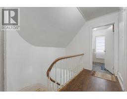 Bath (# pieces 1-6) - 1 Whipple Street, Yarmouth, NS B5A1W3 Photo 4