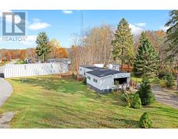 Living room - 2235 Ron Jones Road E 5, Tay, ON L4R4K3 Photo 3