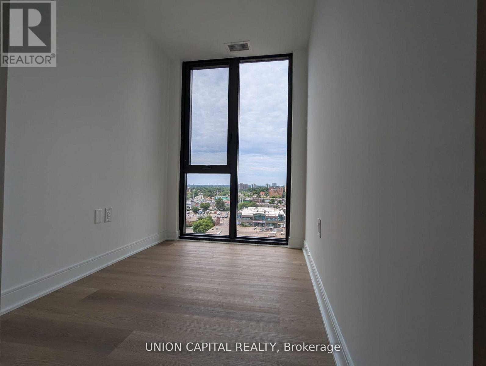 915 86 Dundas Street E