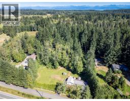 Primary Bedroom - 7602 Island Hwy N, Black Creek, BC V9J1G3 Photo 5