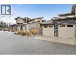 5pc Ensuite bath - 4000 Redstone Crescent Unit 220, Peachland, BC V0H1X5 Photo 4