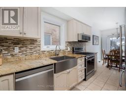 Kitchen - 179 Warwick Crescent, Newmarket, ON L3X2S3 Photo 2