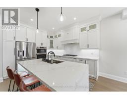 Family room - 922 Fourth Street, Mississauga, ON L5E1J6 Photo 4