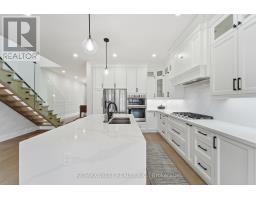 Primary Bedroom - 922 Fourth Street, Mississauga, ON L5E1J6 Photo 5