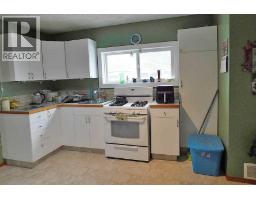 Kitchen - 211 52 Avenue E, Claresholm, AB T0L0T0 Photo 2