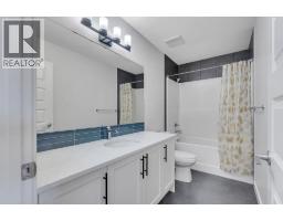 Living room - 1489 Bayview Point Sw, Airdrie, AB T4B5K1 Photo 5