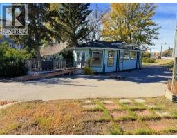 221 Second Ave West, Cochrane, AB T4C0A4 Photo 2