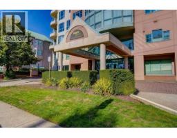 1605 3071 Glen Drive, Coquitlam, BC V3B7R1 Photo 2