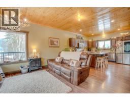 Foyer - 1519 Highway 6 Highway, Cherryville, BC V0E2G1 Photo 3