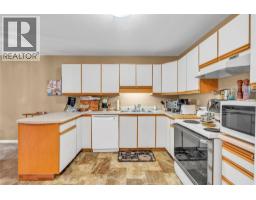 5pc Bathroom - 201 262 Kinney Avenue, Penticton, BC V2A6R6 Photo 3